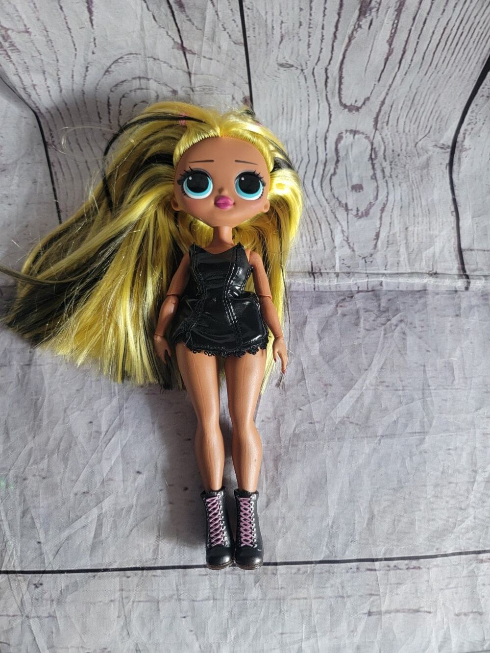 MGA Entertainment L.O.L. Surprise OMG Series Alt GRRRL Yellow Black Doll